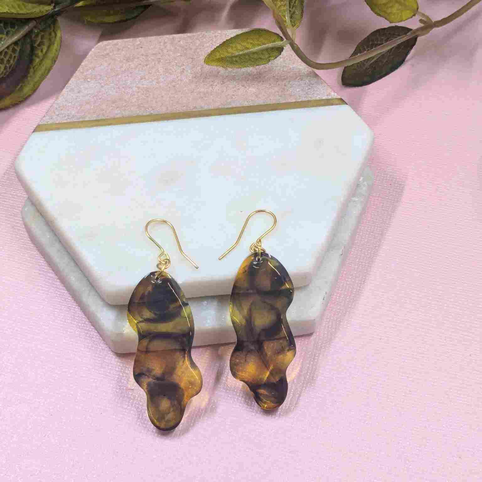 Pair of Billie Tortoiseshell Wavy Resin Dangle Earrings - Gold Plated