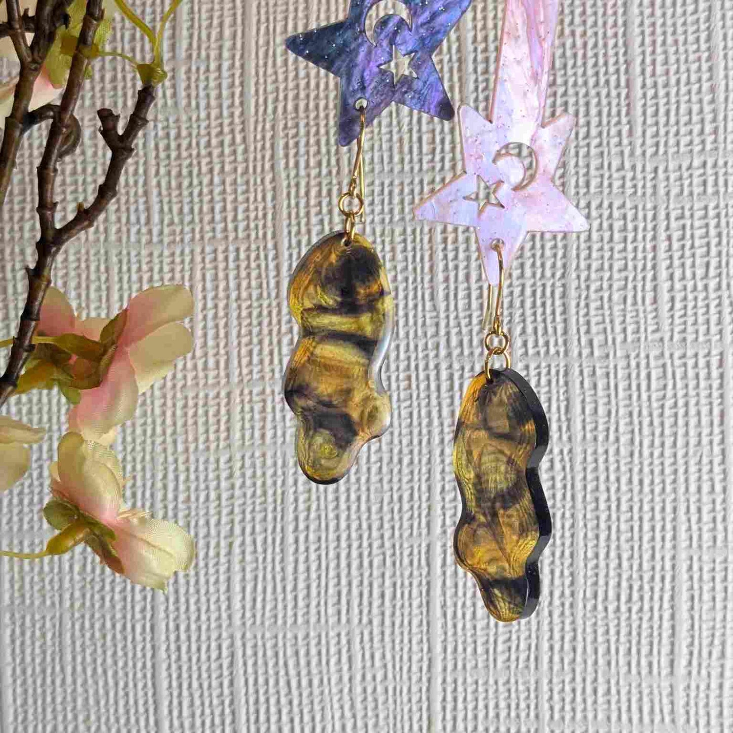 Pair of Billie Tortoiseshell Wavy Resin Dangle Earrings - Gold Plated