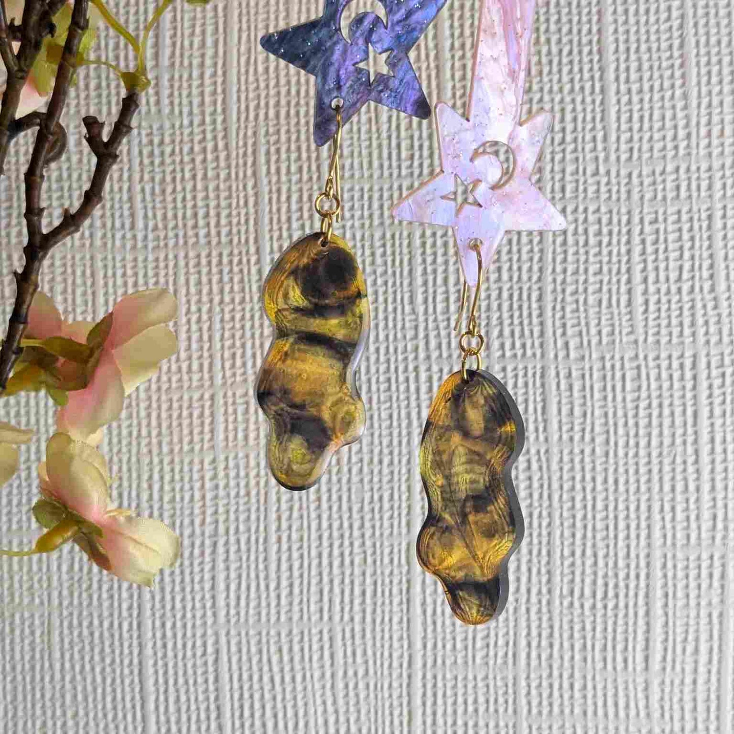 Pair of Billie Tortoiseshell Wavy Resin Dangle Earrings - Gold Plated