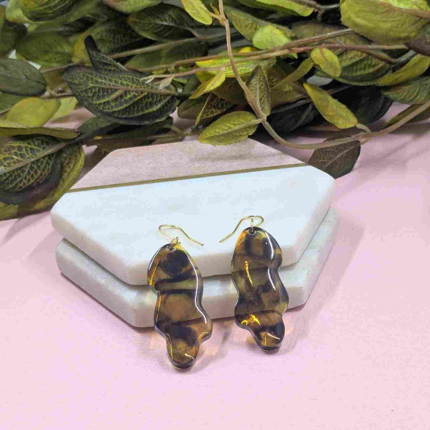 Pair of Billie Tortoiseshell Wavy Resin Dangle Earrings - Gold Plated