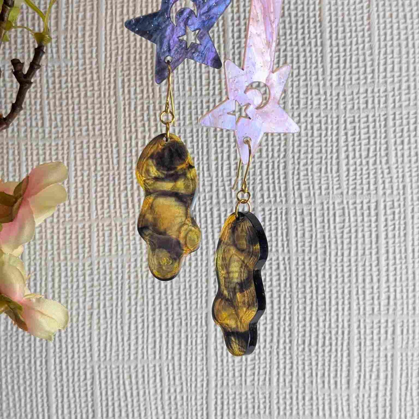 Pair of Billie Tortoiseshell Wavy Resin Dangle Earrings - Gold Plated